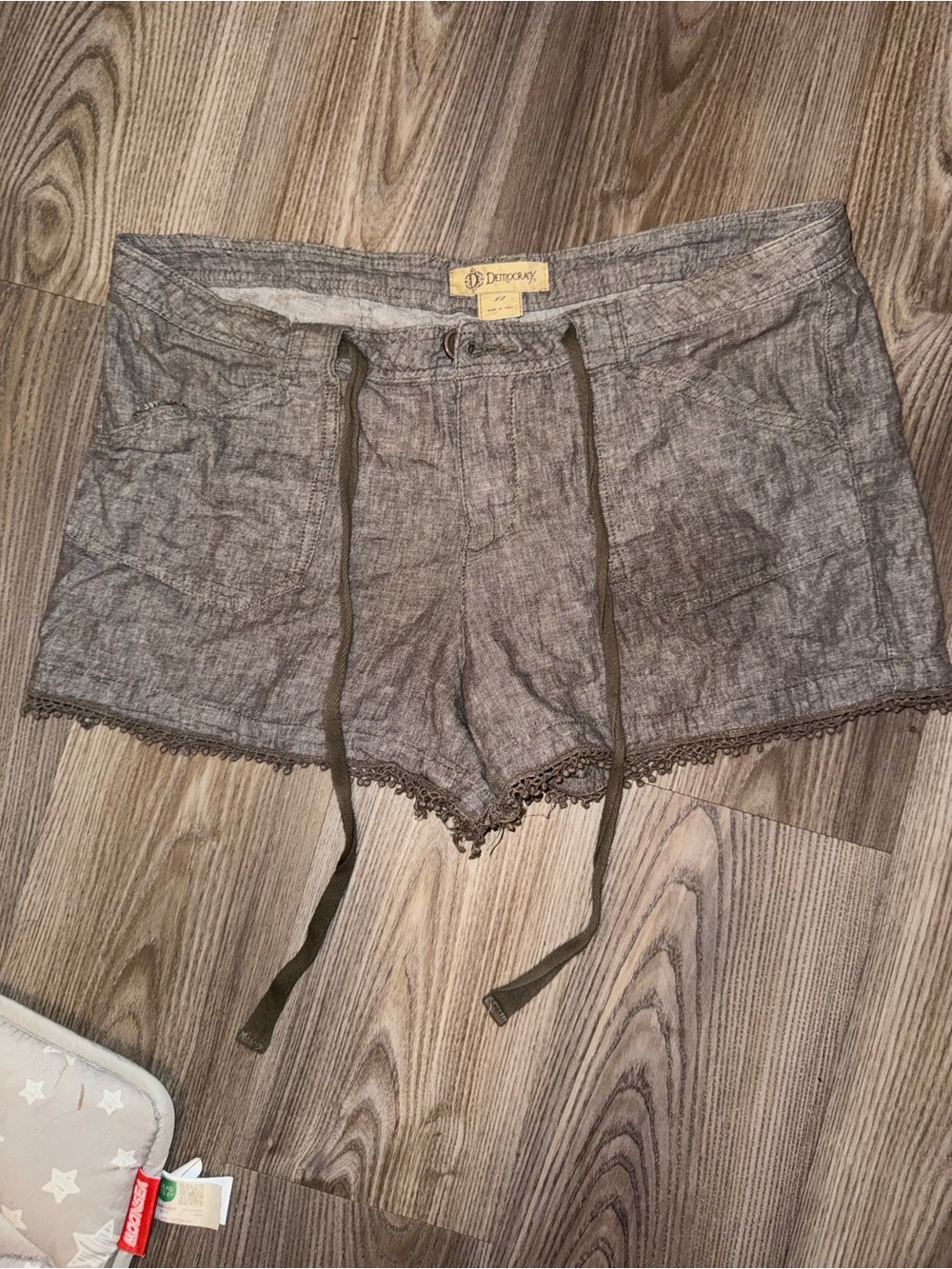 Democracy Gray Linen-Blend High-Waist Shorts with Lace Trim